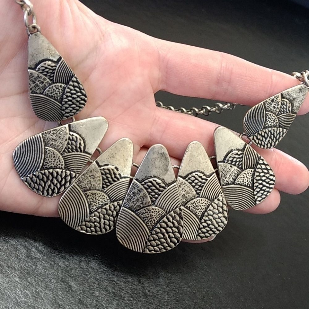 Silver tone textured statement necklace 20-22"